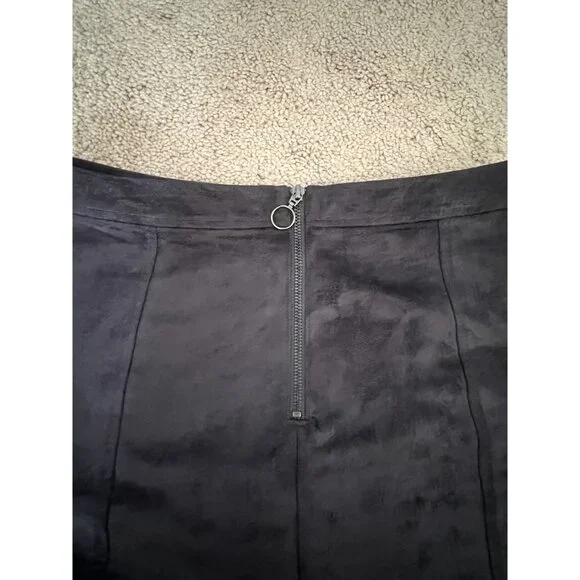 Old Navy Black Suede Utility Front Pocket Zipper Mini Skirt - Size 6 - Picture 3 of 9